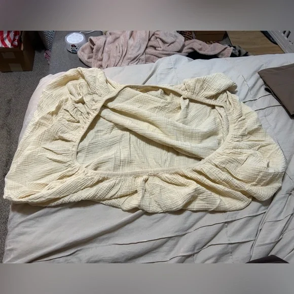 YELLOW MUSLIN CRIB SHEET - Picture 3 of 5